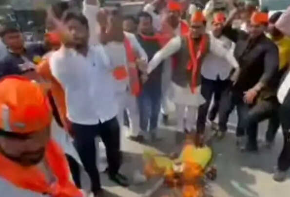 वाराणसी में भाजयुमो कार्यकर्ताओं ने फूंका राहुल गांधी का पुतला