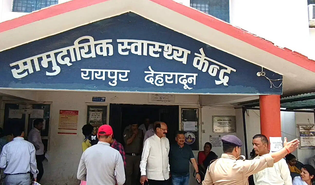 स्वास्थ्य मंत्री ने किया सीएचसी रायपुर का औचक निरीक्षण