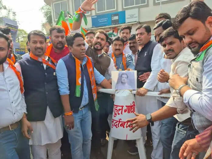 मंदसौरः भाजपा युवा मोर्चा पहुंचा कांग्रेस कार्यालय का घेराव करने, कांग्रेस नेत्री ने उठाई चप्पल, भाजपा ने किया प्रदर्शन