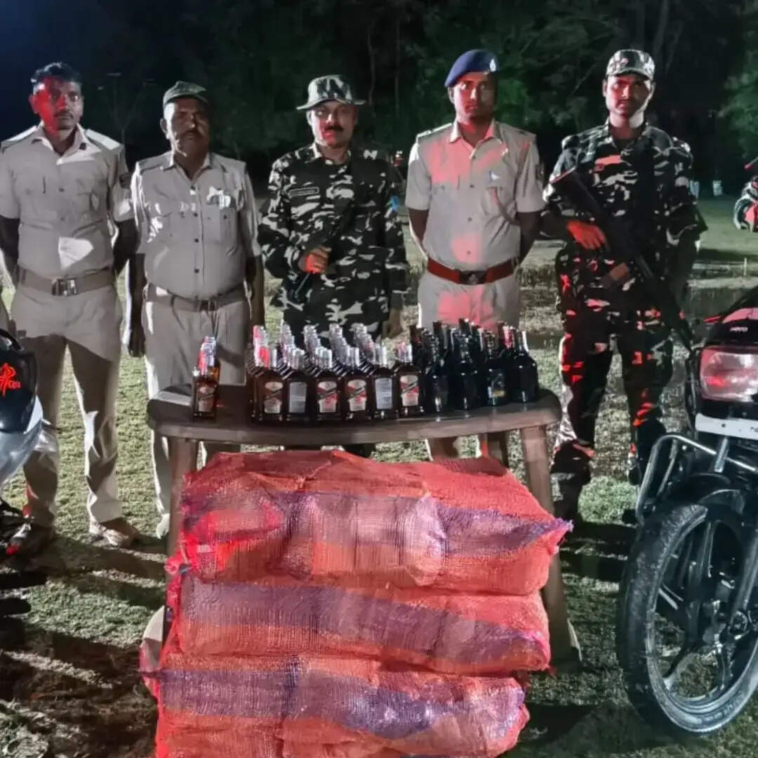 330 बोतल नेपाली और 85 बोतल विदेशी शराब बरामद,दो बाइक जब्त