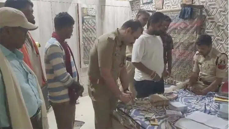 धान उपार्जन केंद्र के प्रभारी के घर और कार्यालय में छापेमार कार्रवाई, 16 लाख रुपये नगद व अन्य दस्तावेज जब्त