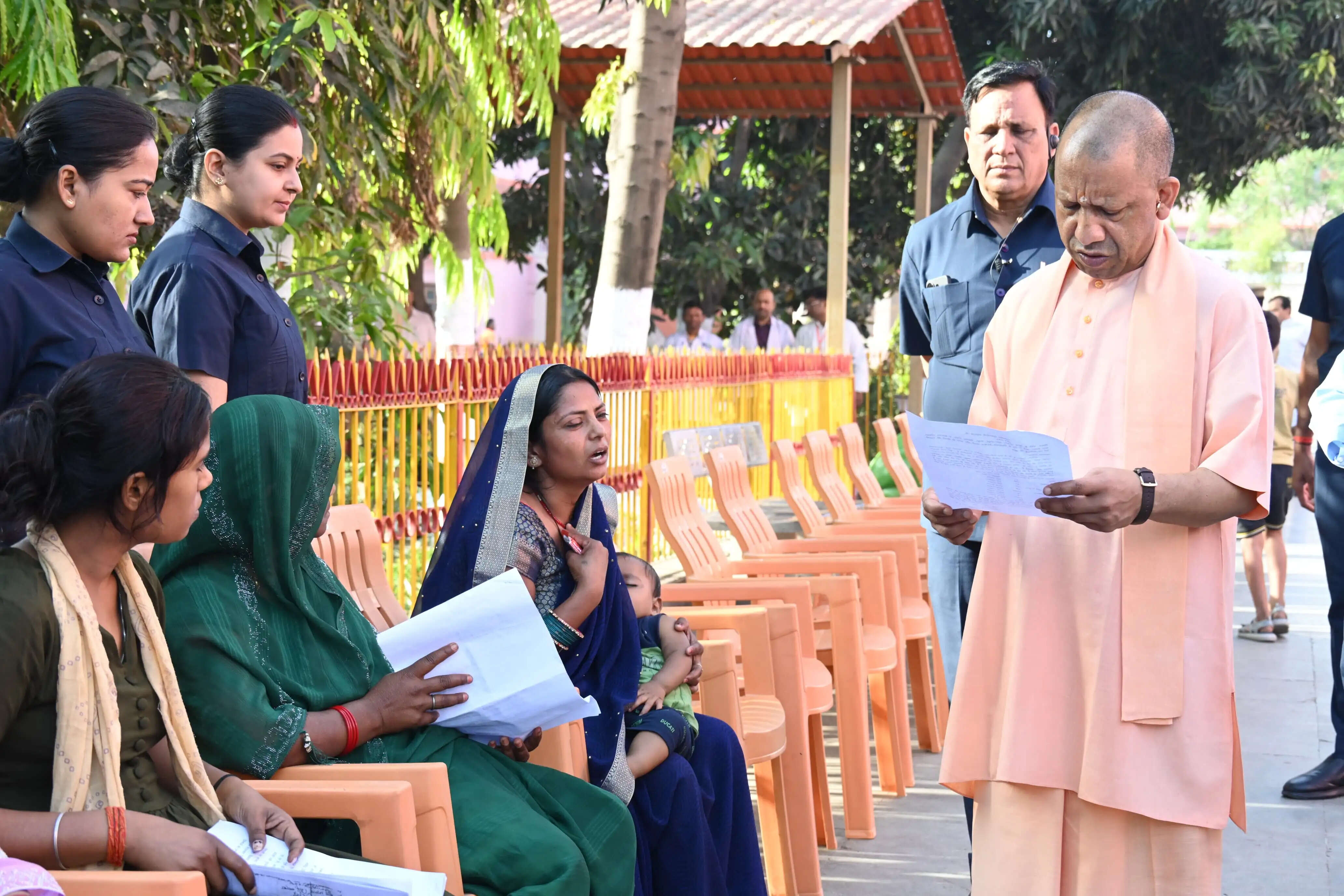 जरूरतमंद के आवास और बीमार के इलाज की होगी व्यवस्था : मुख्यमंत्री योगी