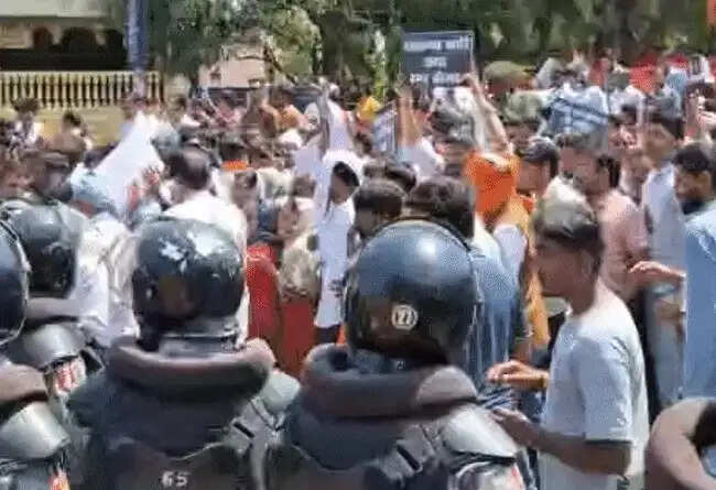 भोपालः हिन्दू संगठनों के प्रदर्शन के बीच हत्या का आरोपी शॉर्ट एनकाउंटर के बाद गिरफ्तार