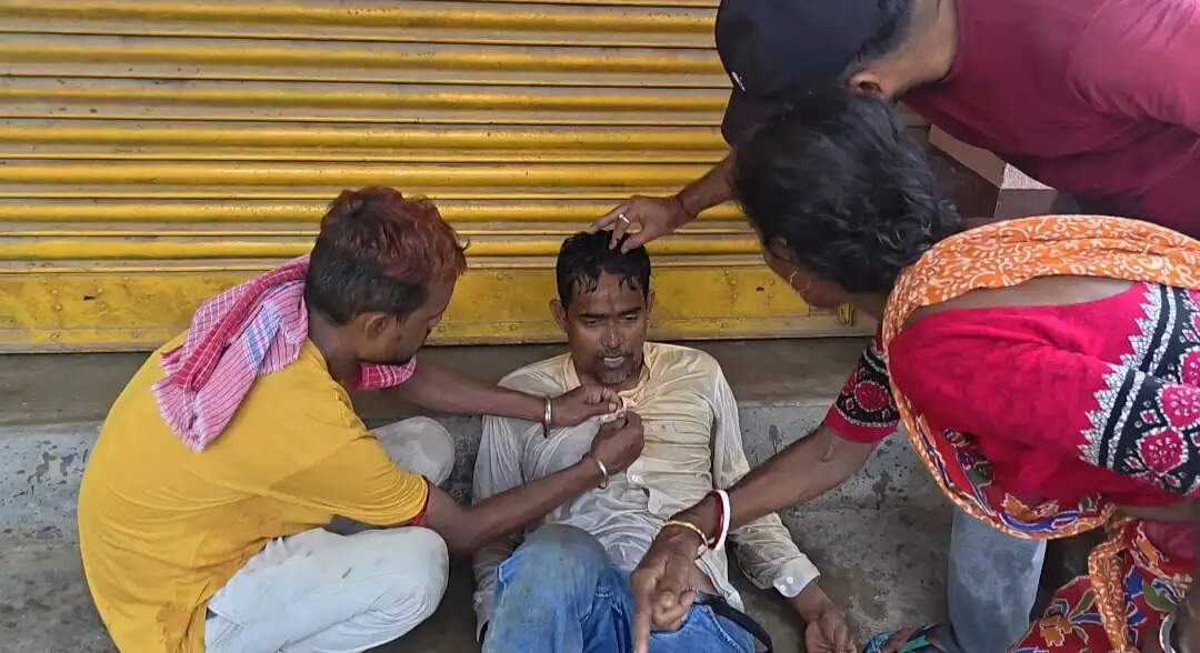 गोघाट में दो गुटों में हिंसक झड़प, कई घायल