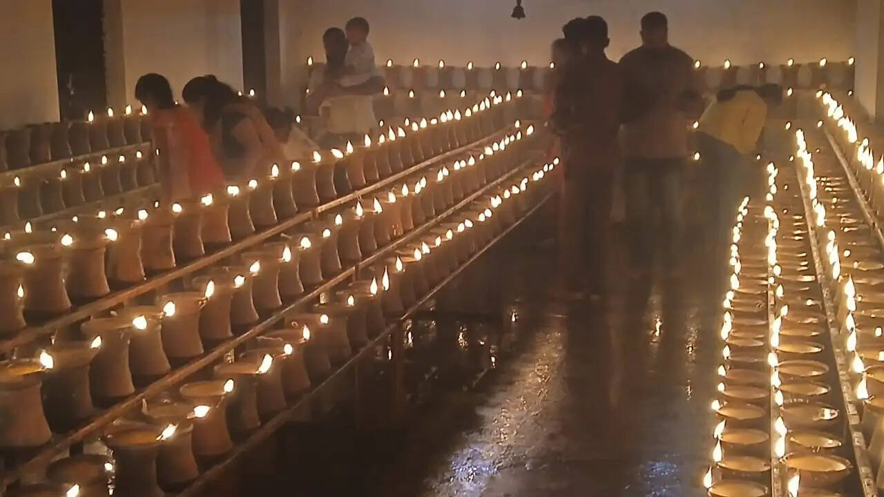 शहर से लेकर गांव तक मंदिरों में जले आस्था के जोत