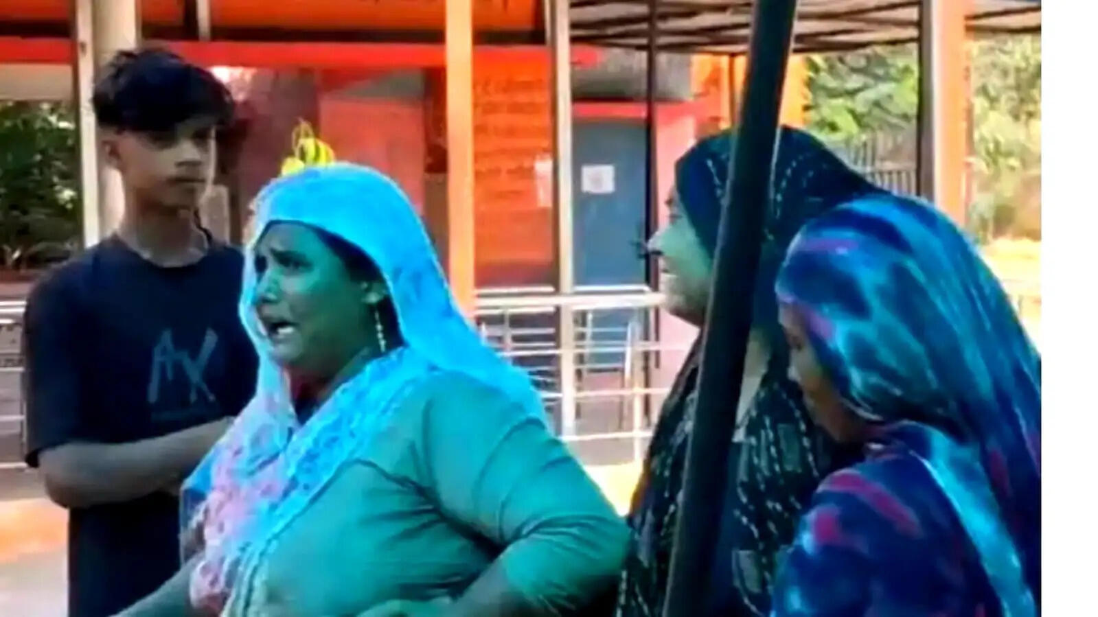 हाइवे पार कर रही दो बहनों की ट्रक की टक्कर से मौत