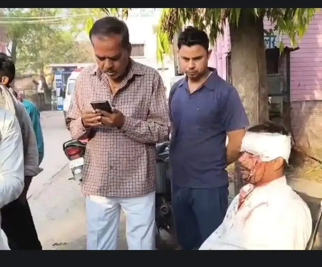 आगरा-लखनऊ एक्सप्रेसवे पर बड़ा हादसा : बांगरमऊ में स्लीपर बस डिवाइडर से टकरा कर पलटी, 35 यात्री घायल—एक महिला की मौत