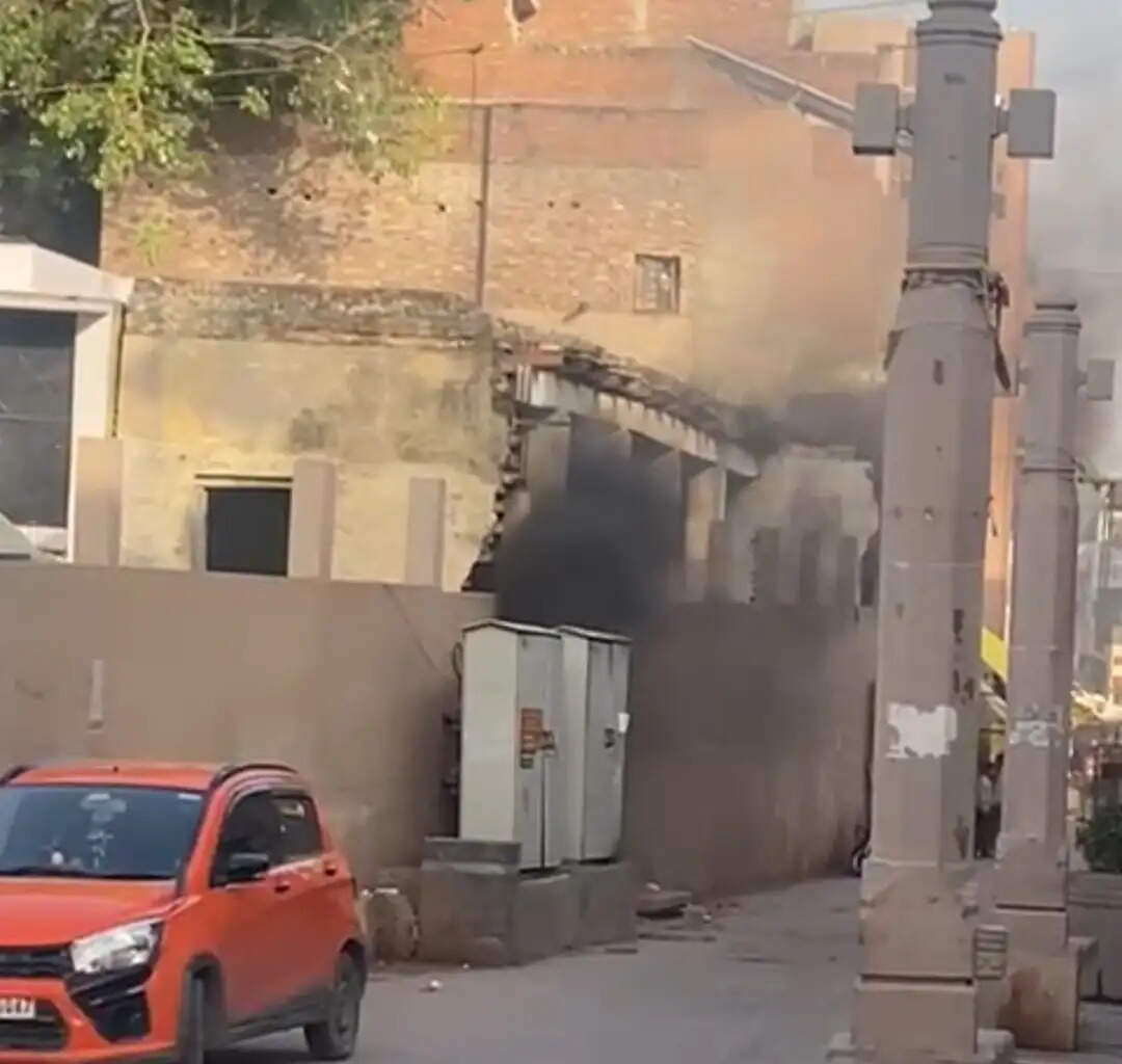 विंध्याचलः कारिडोर मार्ग पर पैनल से उठता धुआं देख दहशत, शॉर्ट सर्किट निकला कारण