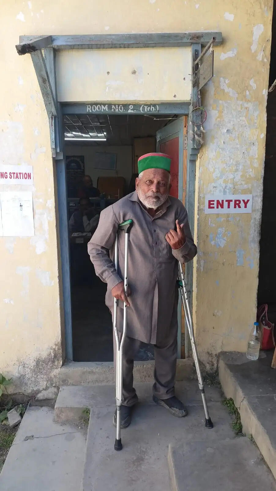 हिमाचल निकाय चुनाव : बुजुर्गों के जज्बे ने बढ़ाई वोटिंग की रफ्तार, कोई लाठियों के सहारे तो कोई व्हीलचेयर पर पहुंचा मतदान केंद्र
