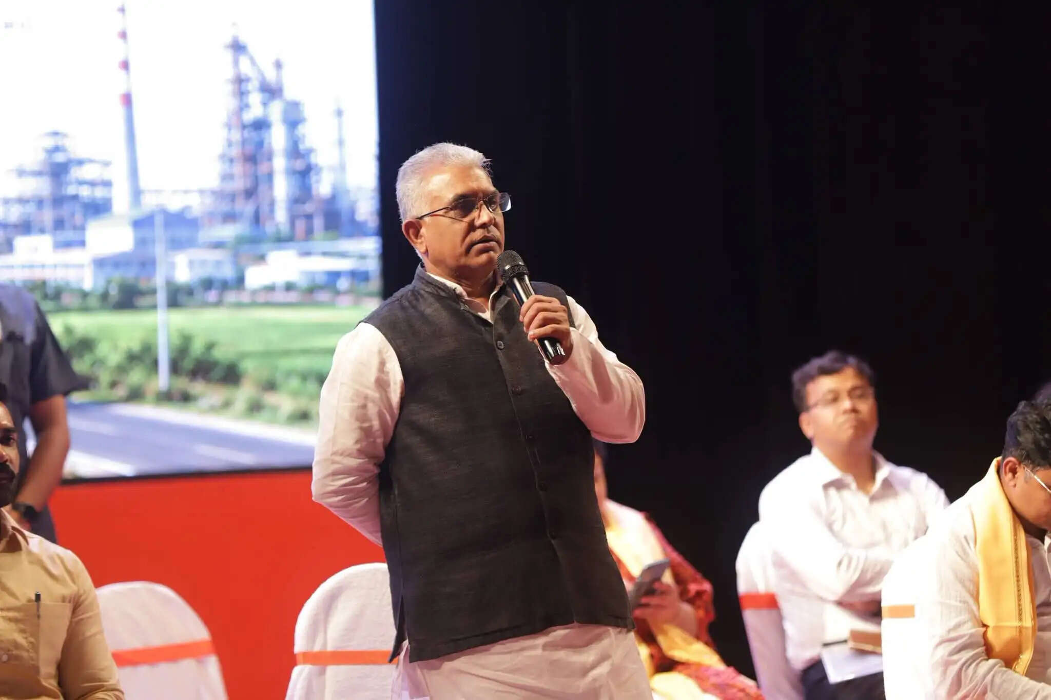 पंचायत योजनाओं की समीक्षा बैठक, दिलीप घोष ने अधिकारियों को दिए जरूरी निर्देश