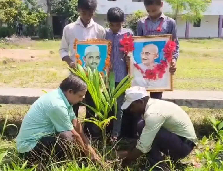गांधी-शास्त्री जयंती पर पौधरोपण कर दिया पर्यावरण संरक्षण का संदेश