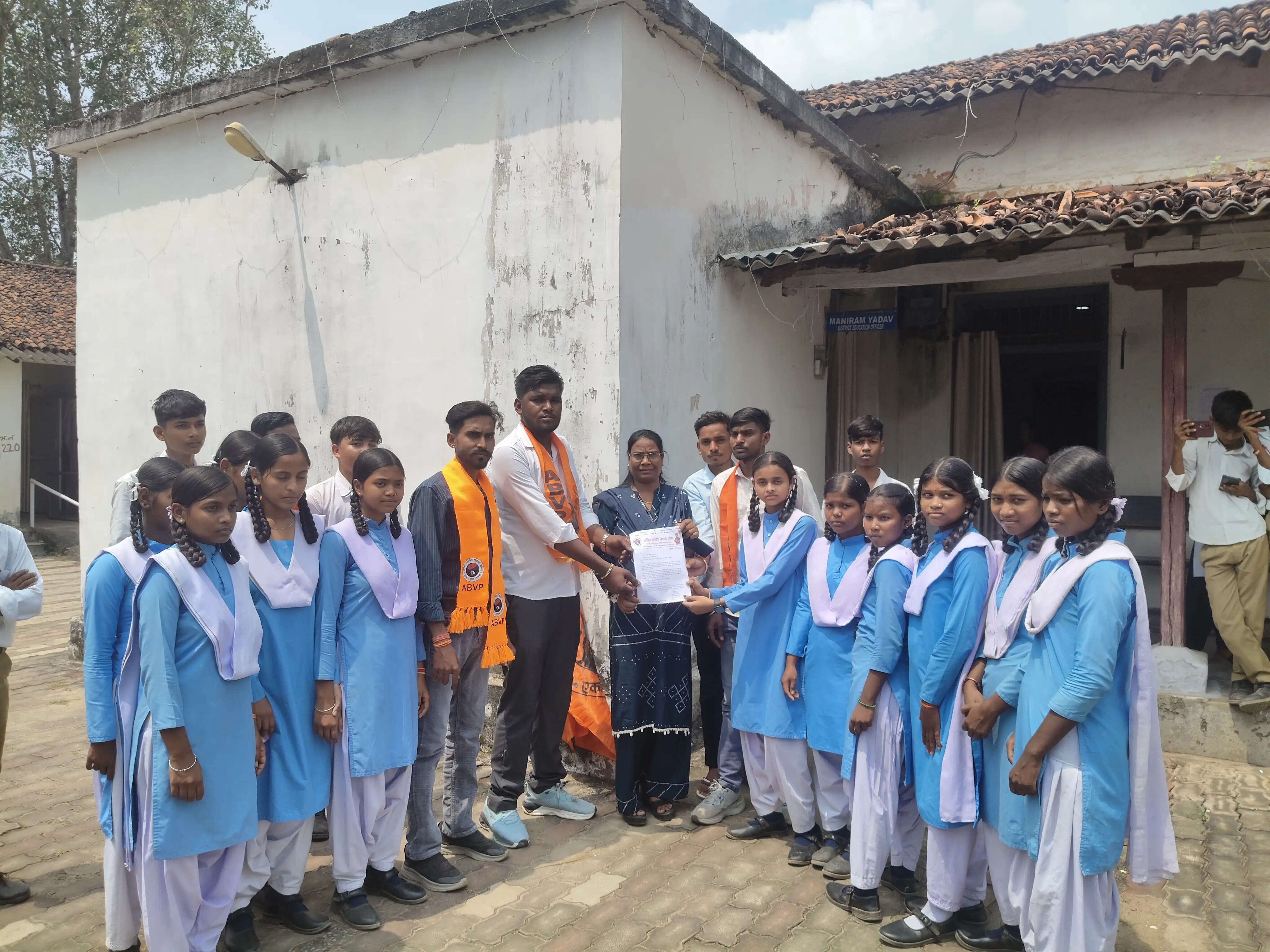 दसवीं के छात्रों को किताबें नहीं मिलीं, स्मार्ट क्लास भी बंद! कैसे होगी बोर्ड परीक्षा की तैयारी?