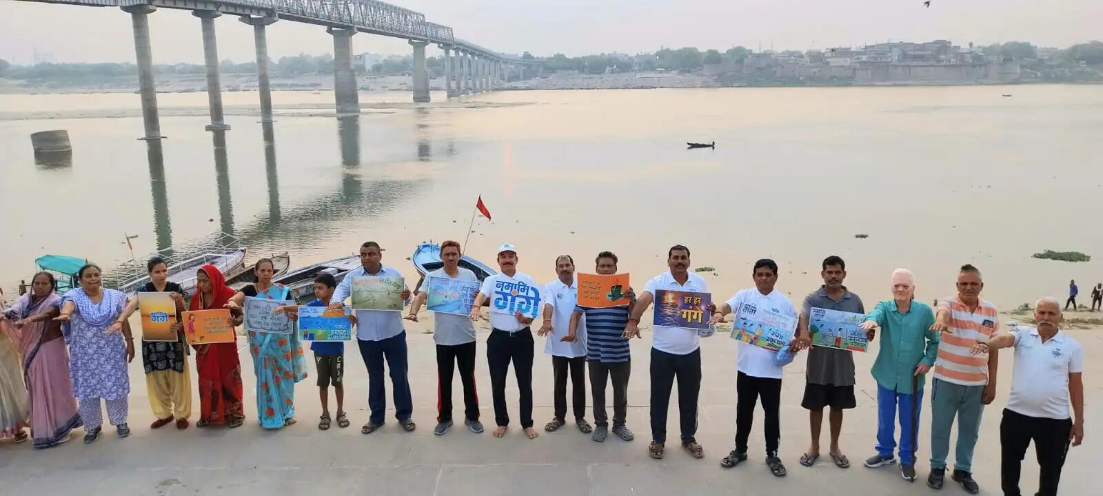वाराणसी: गंगा नदी की स्वच्छता के लिए सामनेघाट पर चलाया गया जन-जागरूकता अभियान