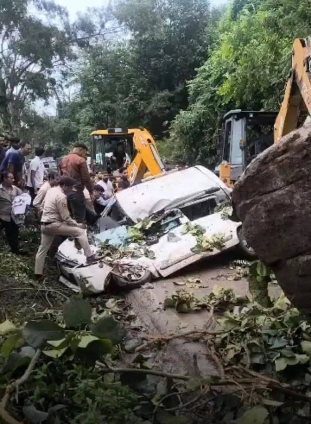 हिमाचल में भूस्खलन से दो नेशनल हाइवे और 204 सड़कें बंद, शिमला-धर्मशाला नेशनल हाइवे पर चलती कार पर चट्टान गिरी, एक की मौत