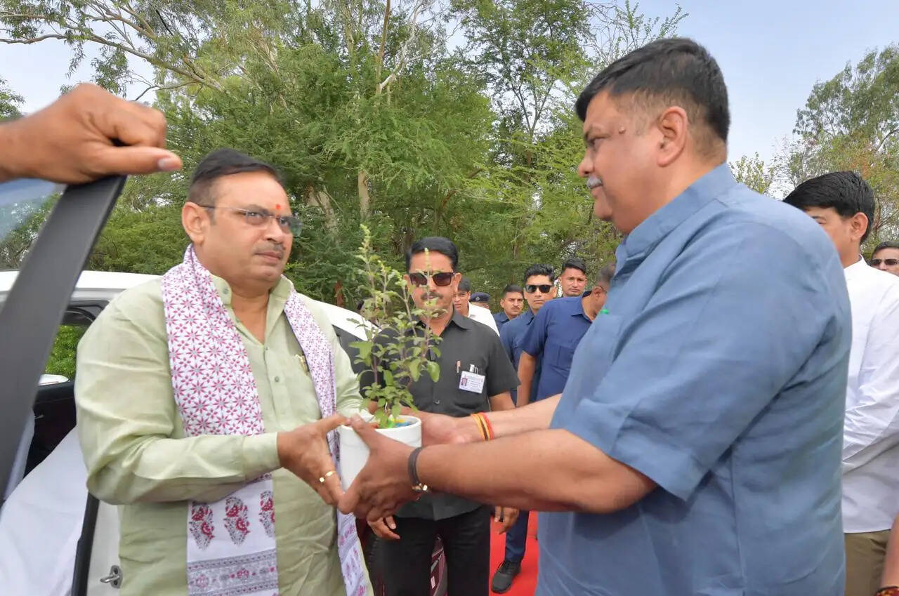 मुख्यमंत्री ने विश्व वानिकी वृक्ष उद्यान में पौधारोपण कर दिया पर्यावरण संरक्षण का संदेश