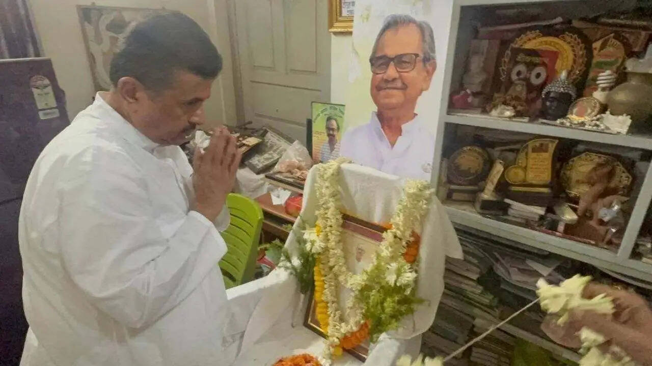आशीष बनर्जी के परिवार से मिले मुख्यमंत्री शुभेंदु अधिकारी, कहा- टीआरडीए की जांच जारी रहेगी