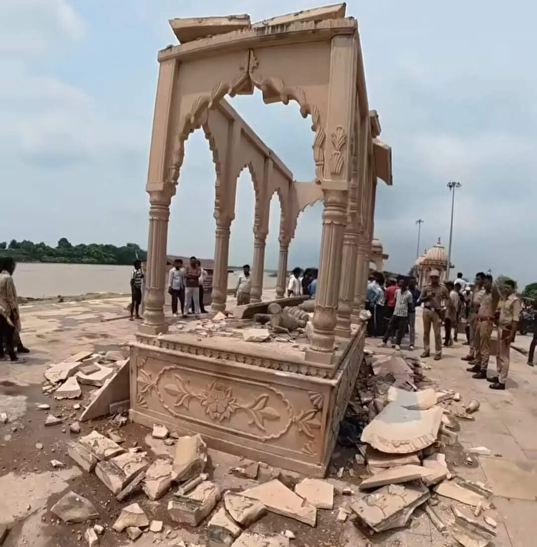गोरखपुर के गुरु गोरक्षनाथ घाट पर वज्रपात से ढहा गुंबद, एक अधिवक्ता की मौत, दूसरा घायल