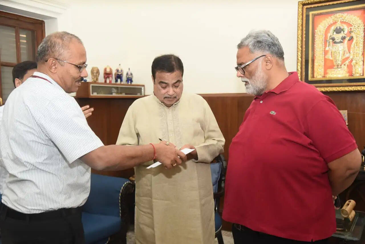 पूर्णिया एयरपोर्ट तक फोरलेन सड़क की मांग, पप्पू यादव ने गडकरी को सौंपा ज्ञापन