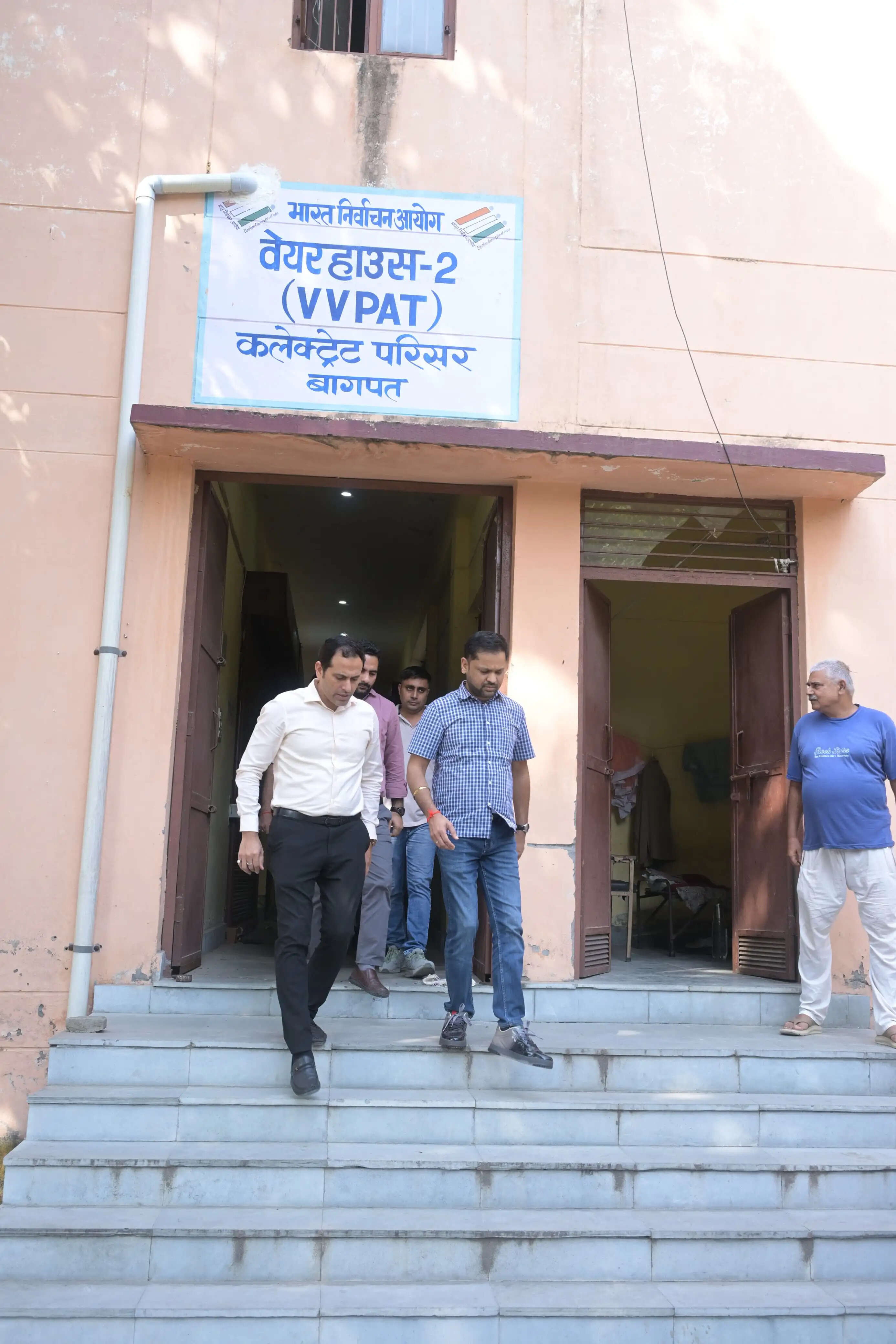 जिला निर्वाचन अधिकारी ने ईवीएम-वीवीपैट वेयरहाउस का किया निरीक्षण
