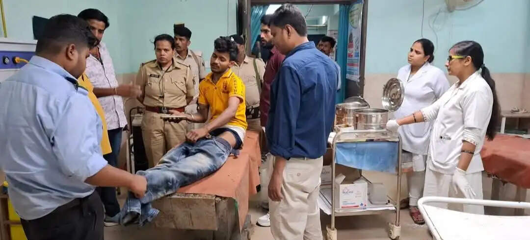 अचानक सामने आया जानवर, अनियंत्रित हुआ ई-रिक्शा… 22 वर्षीय चालक गंभीर रूप से घायल