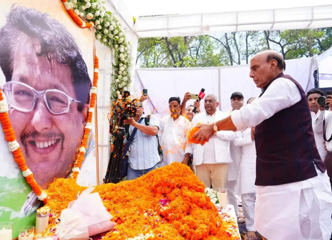 केंद्रीय मंत्री राजनाथ और मुख्यमंत्री धामी ने स्व. जसपाल राणा को श्रद्धांजलि अर्पित की