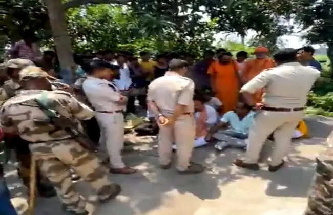 तारकेश्वर में साधु-संतों के प्रचार को लेकर बढ़ा तनाव, भाजपा प्रत्याशी का धरना