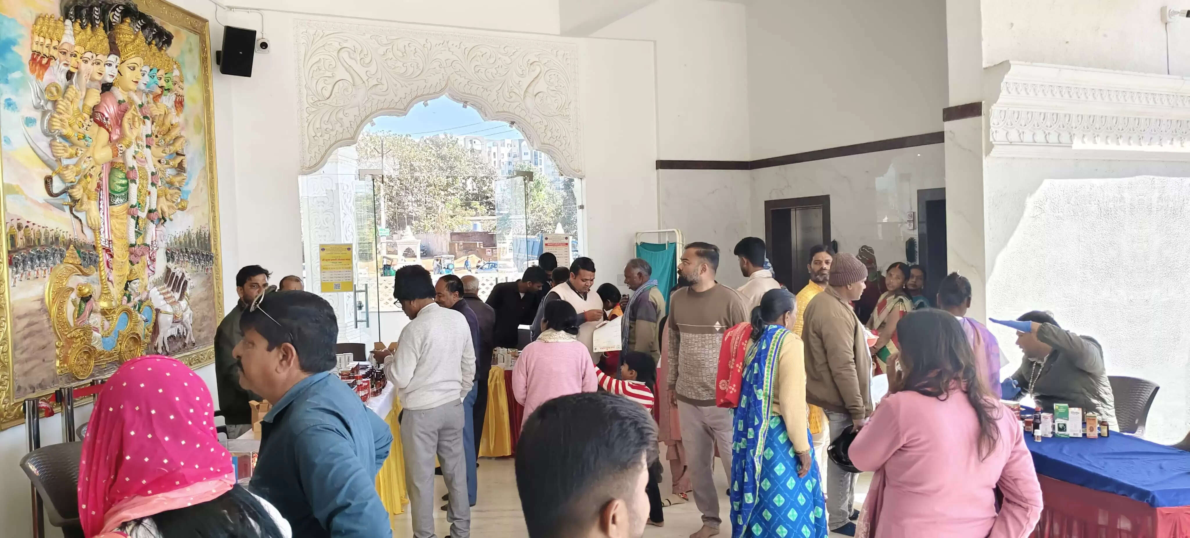 प्रणामी मंदिर में कई मरीजों का आयुर्वेदिक पद्धति से इलाज