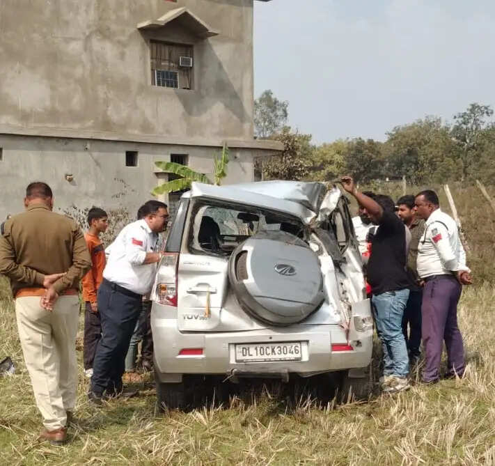 अनूपपुर: तेज रफ्तार कार खेत में पलटी, चार लोग फंसे पुलिस ने शीशा तोड़ निकाला