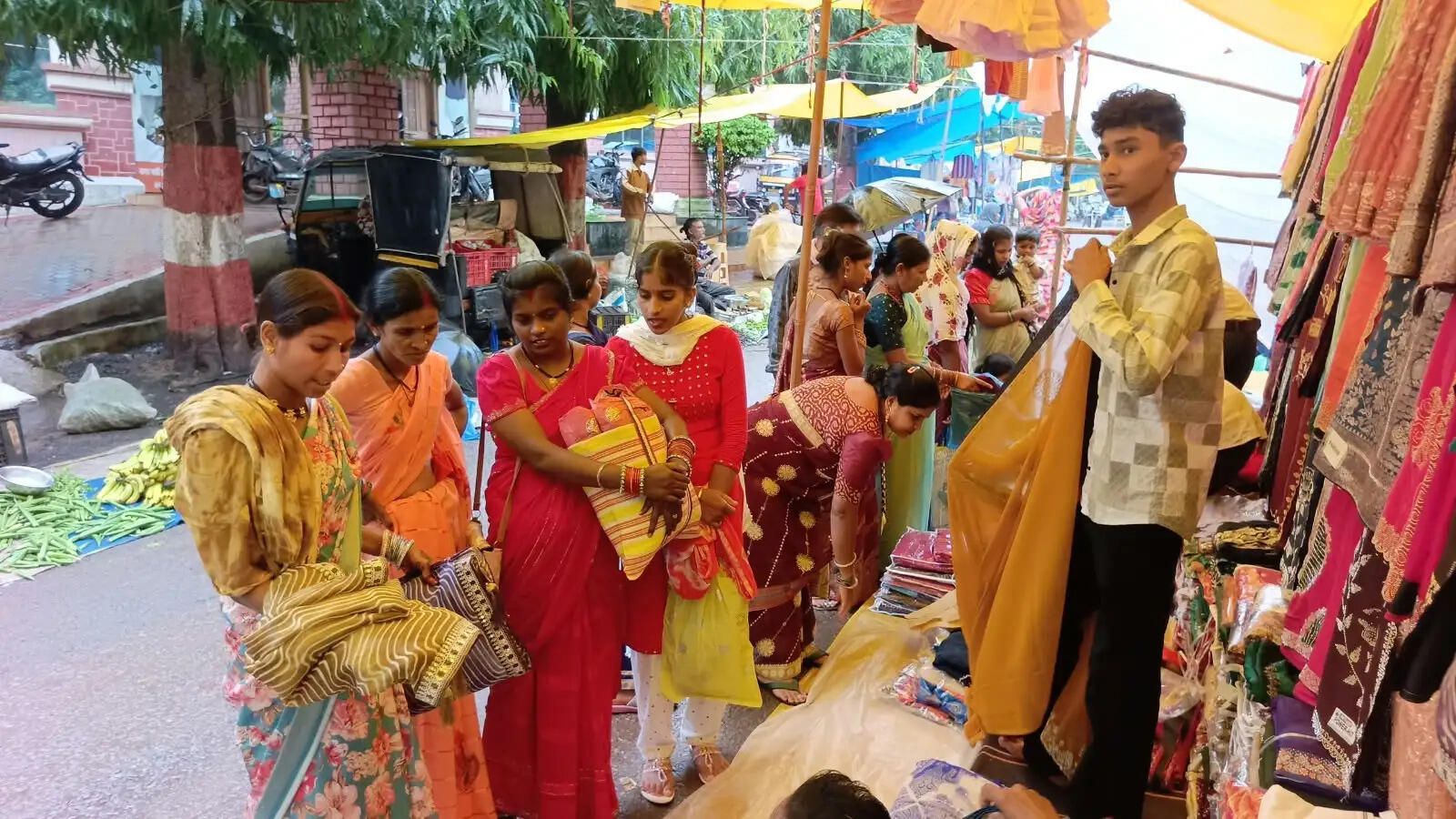 तीज&nbsp;पर्व : दिनभर निर्जला उपवास रखेंगी महिलाएं
