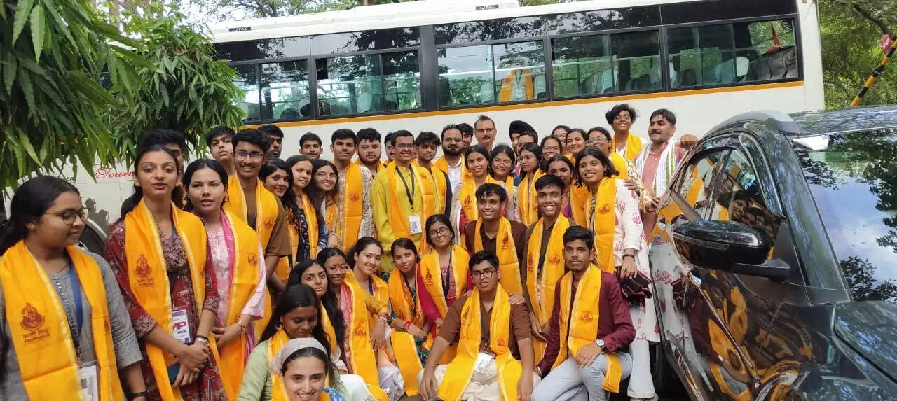 वाराणसी: एमपी लीड फेलो ने बीएचयू का किया भ्रमण, केंद्रीय ग्रंथालय और भारत कला भवन का लिया जायजा