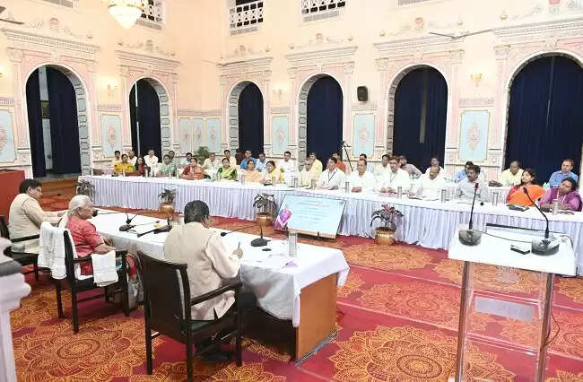 राज्यपाल की अध्यक्षता में बुंदेलखंड विश्वविद्यालय से संबद्ध महाविद्यालयों की जन भवन में हुई समीक्षा बैठक