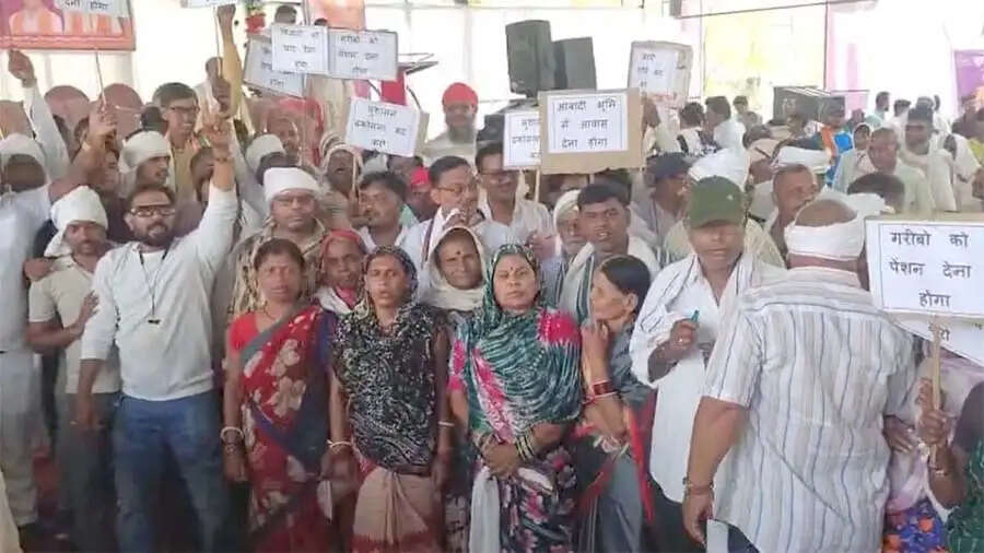 सुशासन तिहार कार्यक्रम में कांग्रेस ने किया प्रदर्शन, पेयजल संकट, अवैध रेत परिवहन सहित अन्य मुद्दाें पर जताई नाराजगी