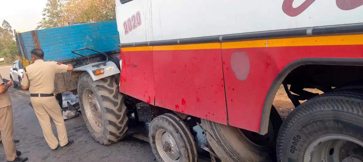 हांसी में राजमार्ग पर ट्रैक्टर ने खड़ी बस में मारी टक्कर, चालक गंभीर