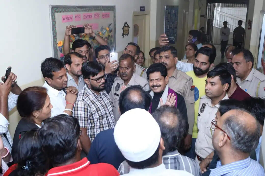 बीच सत्र निजी स्कूल बंद होने पर विधायक शर्मा ने दी कार्रवाई की चेतावनी