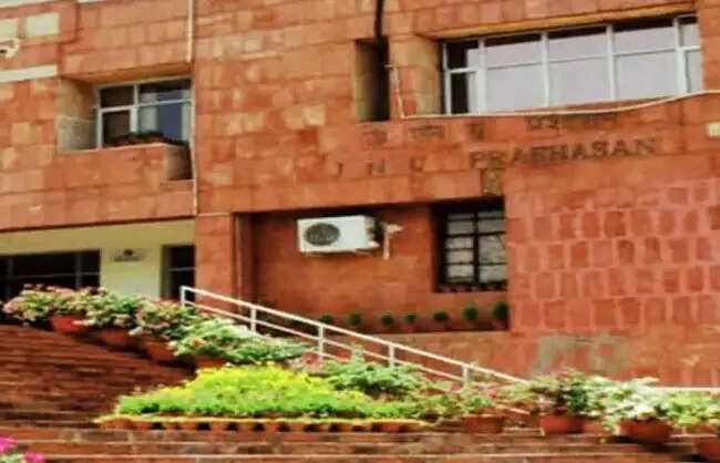 जेएनयू में छात्राें के दाे समूहाें में झड़प, कुलपति के इस्तीफे काे लेकर निकाला 'समता जुलूस'