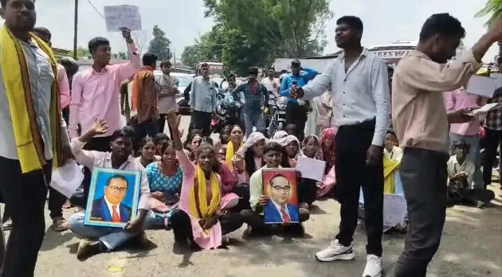 अनूपपुर: छात्रावास की जमीन पर निजी गेट खुलने से छात्र नाराज ने सड़क जाम कर जताया विरोध