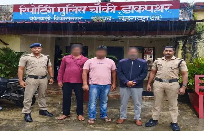 बिना लाइसेंस मांस बेचने और भंडारण करने पर तीन लोग हिरासत में