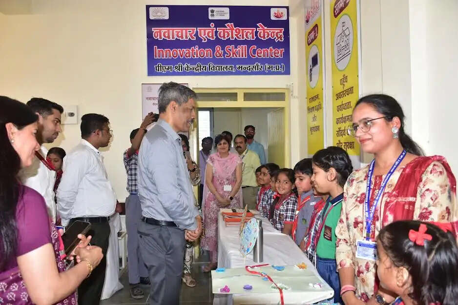 मंदसौरः केन्द्रीय सचिव मिश्रा ने पीएमश्री स्कूल बूढ़ा एवं केंद्रीय विद्यालय का किया निरीक्षण