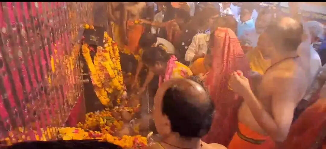 जबलपुर: शनि अमावस्या पर शनि मन्दिरों में उमड़ी भीड़