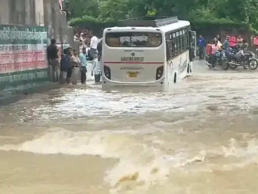 शहडोल: भारी बारिश से जनजीवन प्रभावित, उफनते नाले में फंसी बस, सभी यात्रियों को सुरक्षित बाहर निकाला