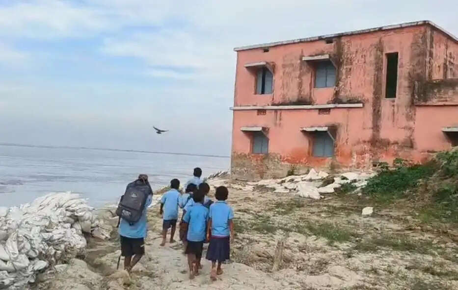 खतरे के साये में नौनिहाल: गंगा के कटाव ने छीना स्कूल, नेशनल हाईवे पर जान हथेली पर रखकर जाने को मजबूर बच्चे