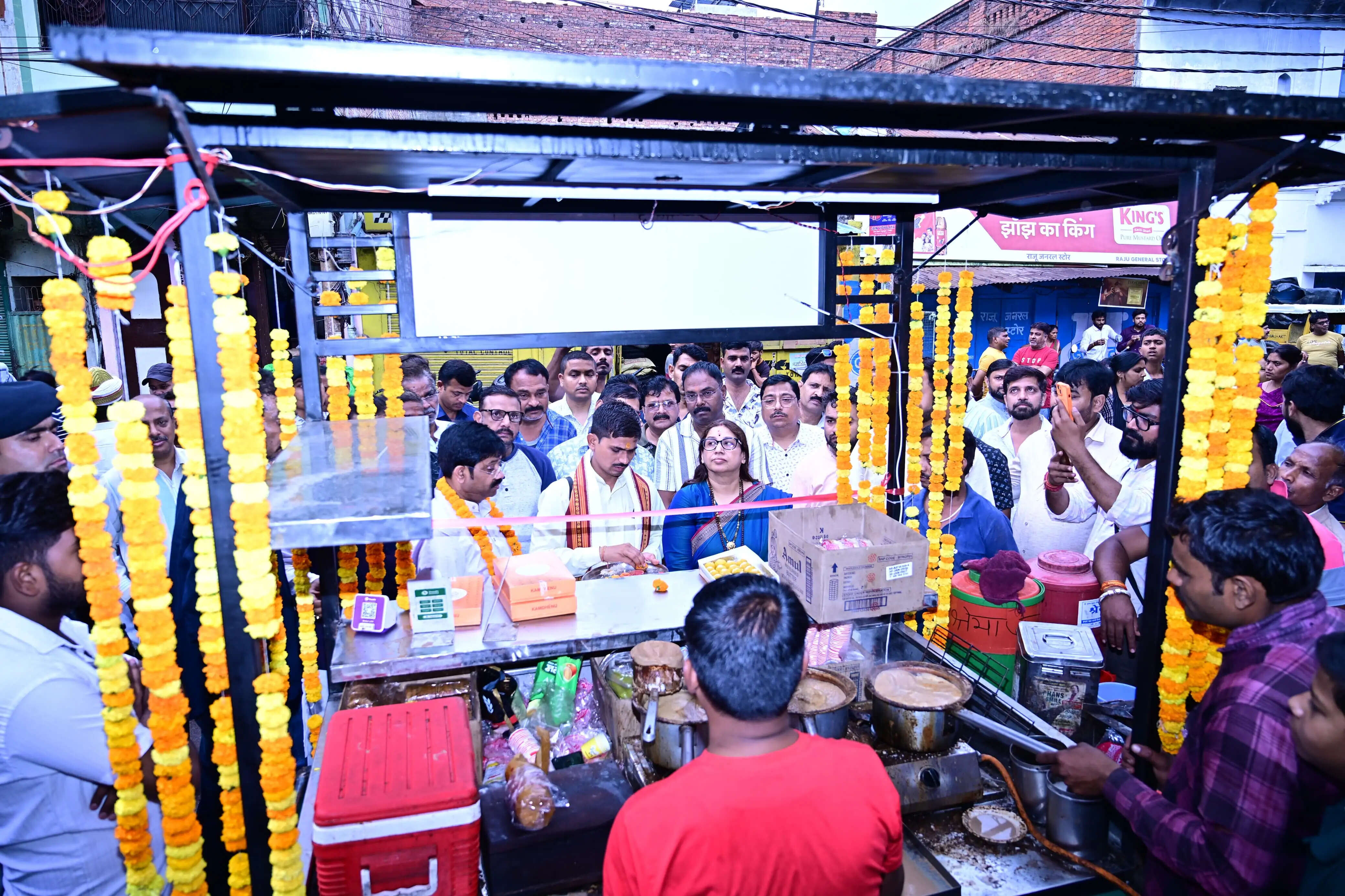 आत्मनिर्भरता के प्रतीक स्मार्ट ठेला और 60 लाख के विकास कार्यों का मंत्री नन्दी ने लोकार्पण किया