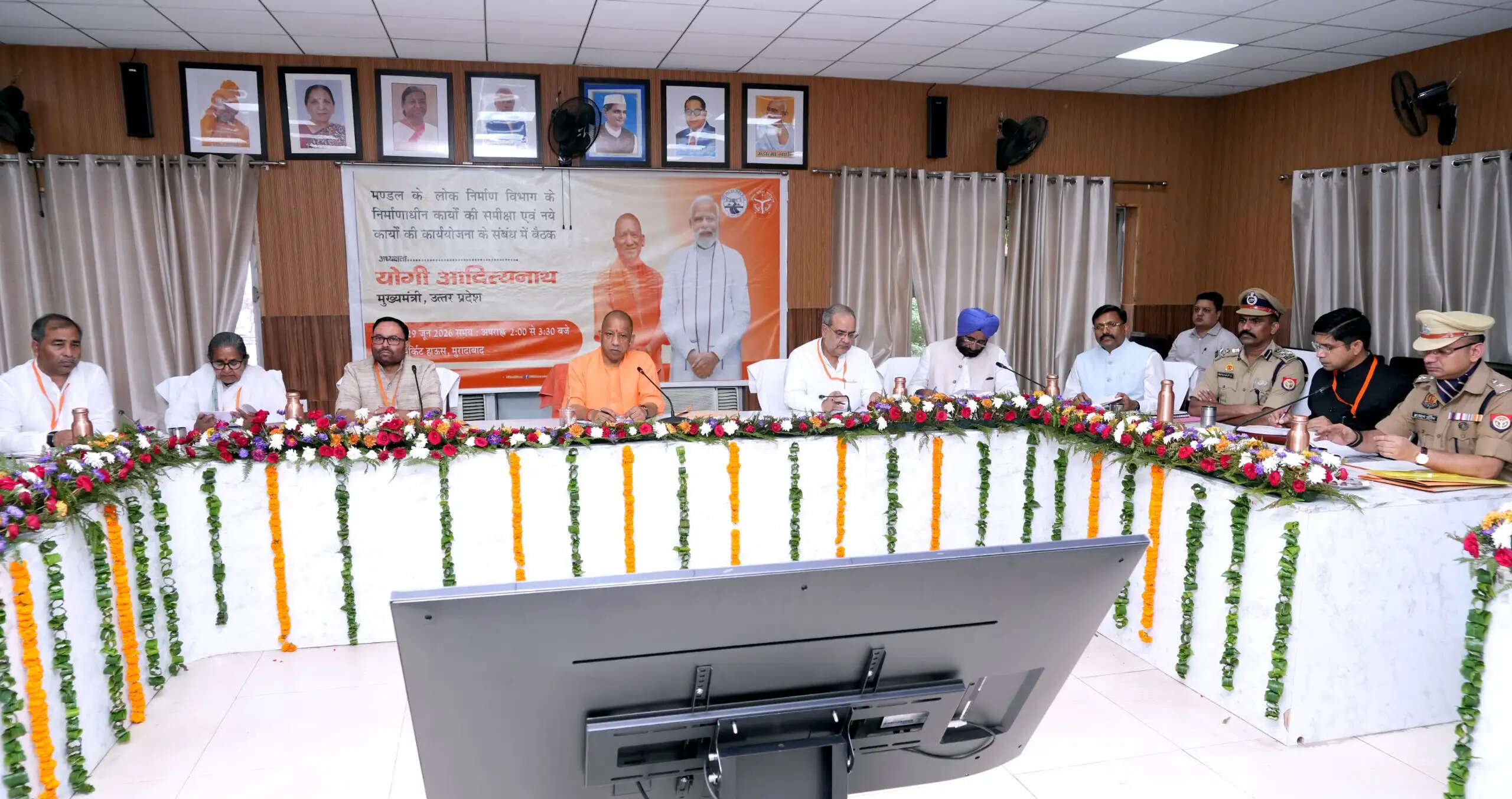 जिलाधिकारी 15 दिन में और मंडलायुक्त प्रत्येक माह में करें अंतर्विभागीय समीक्षा बैठक : योगी आदित्यनाथ