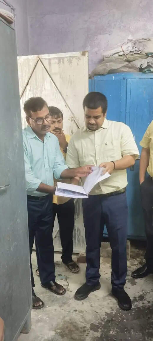 सत्यदेव उच्च विद्यालय का डीएम ने किया औचक निरीक्षण