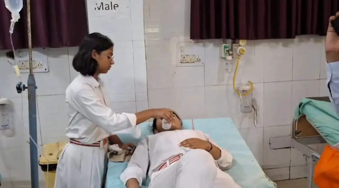पलवल : तिरंगा यात्रा में तेज धूप से दर्जनभर से अधिक बच्चे बेहोश, अस्पताल पहुंचाया