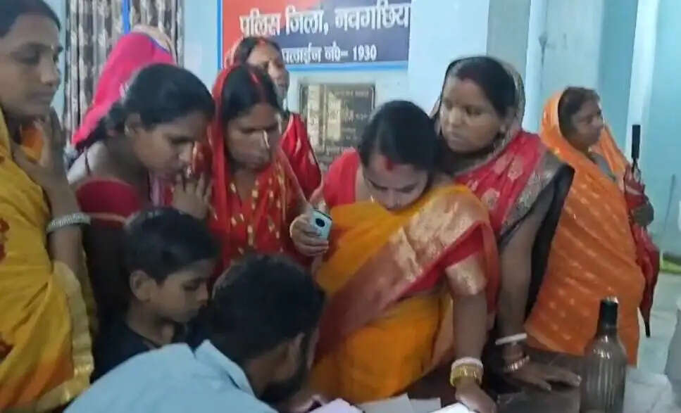 लोन दिलाने के नाम पर सैकड़ों महिलाओं से ठगी, कंपनी का संचालक फरार