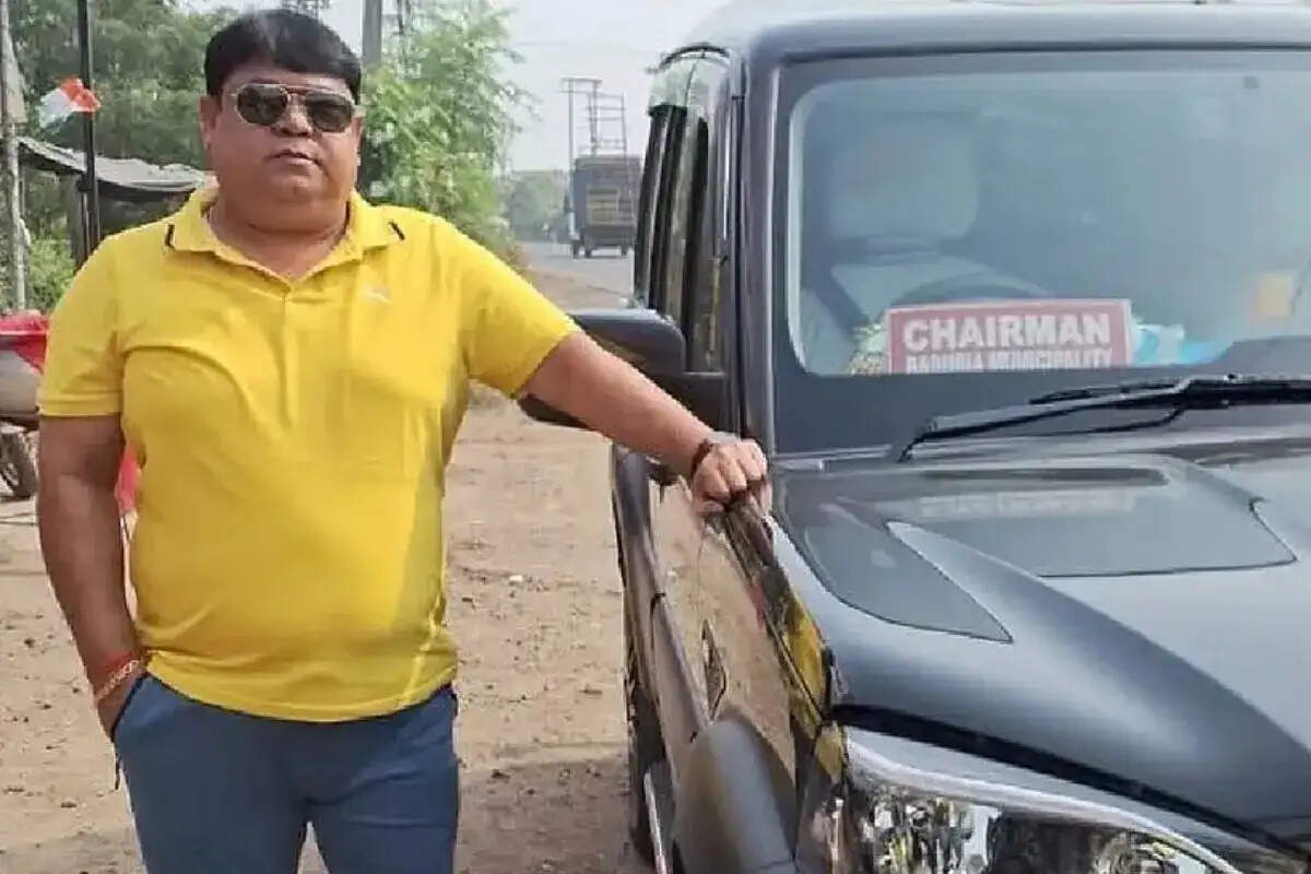 आर्थिक गड़बड़ी के आरोप में बदुरिया नगरपालिका चेयरमैन गिरफ्तार, सरकारी तिरपाल और जले दस्तावेज बरामद