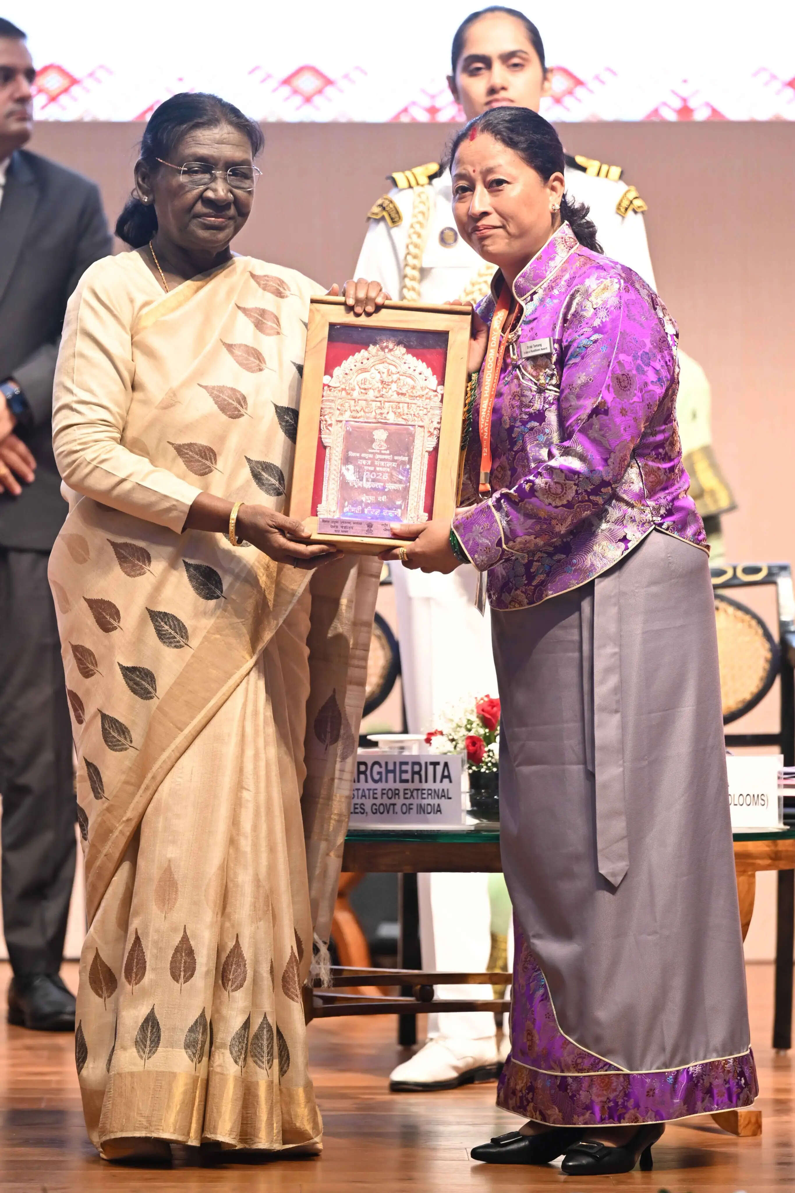 हथकरघा क्षेत्र के सतत विकास के लिए नई प्रौद्योगिकियों का समुचित उपयोग आवश्यक : राष्ट्रपति
