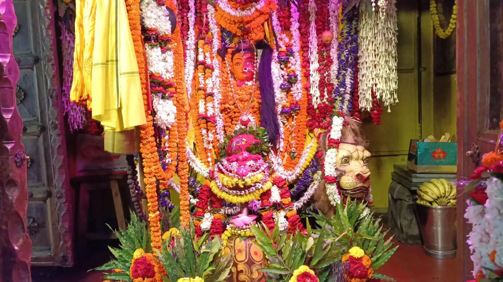 वाराणसी : दशाश्वमेध में देवगुरु बृहस्पति भगवान का वार्षिक हरियाली एवं हिम श्रृंगार