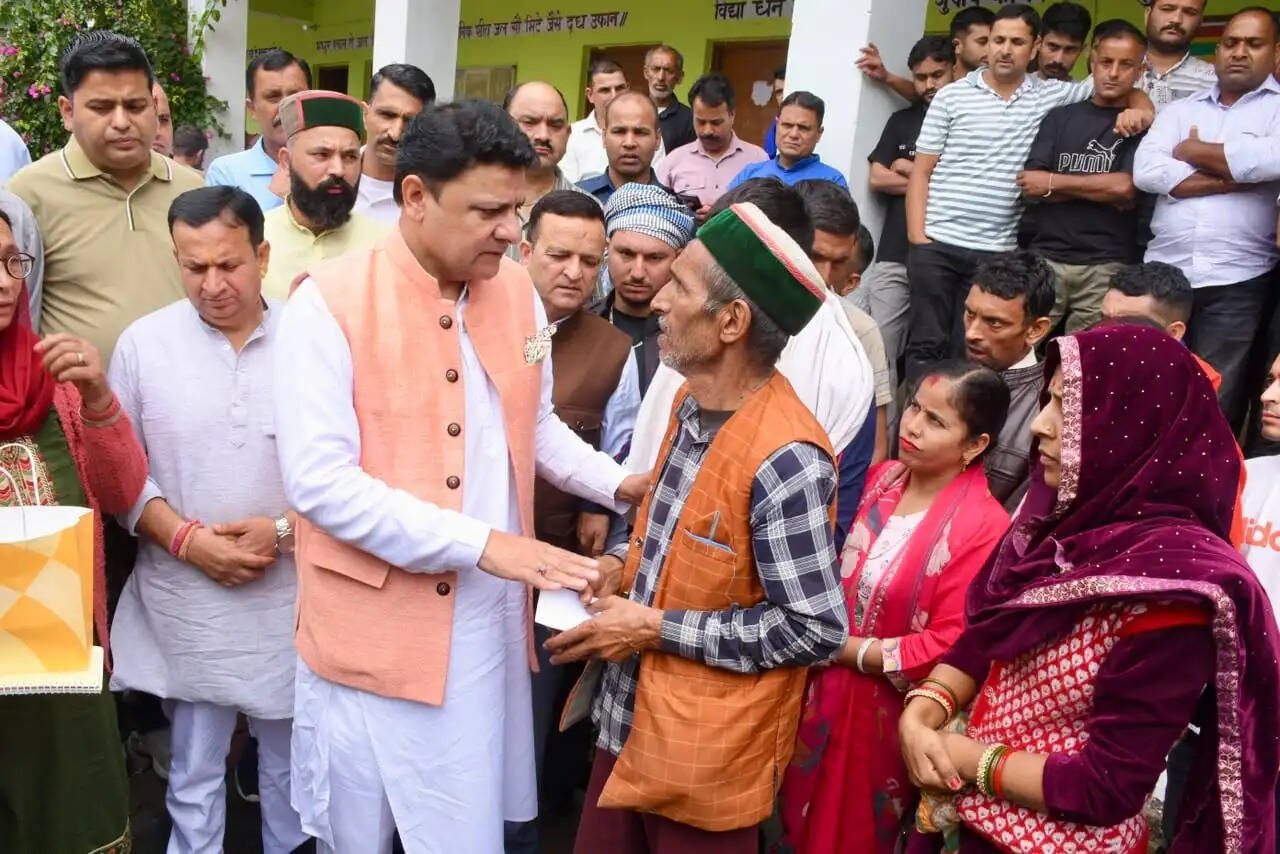 बोह घाटी हादसा : ग्राउंड जीरो पर पहुंचे विधायक सुधीर शर्मा, आपदा पीड़ितों के लिए बने सहारा